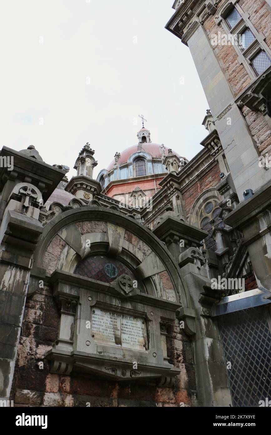 Kirche von San Juan el Real erbaut im Jahr 1915, wo der spanische Diktator Francisco Franco 1923 die Plaza de Fernando Rubio Oviedo Asturias Spanien heiratete Stockfoto