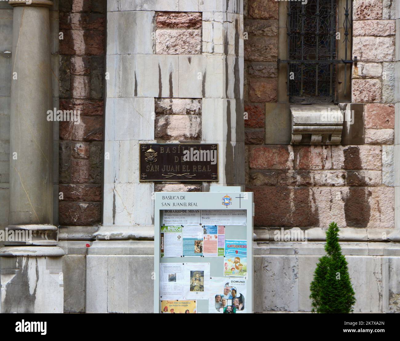 Schild und Hinweisschild am Eingang der Kirche, in der General Franco die Basilica de San Juan el Real Oviedo Asturias Spanien heiratete Stockfoto