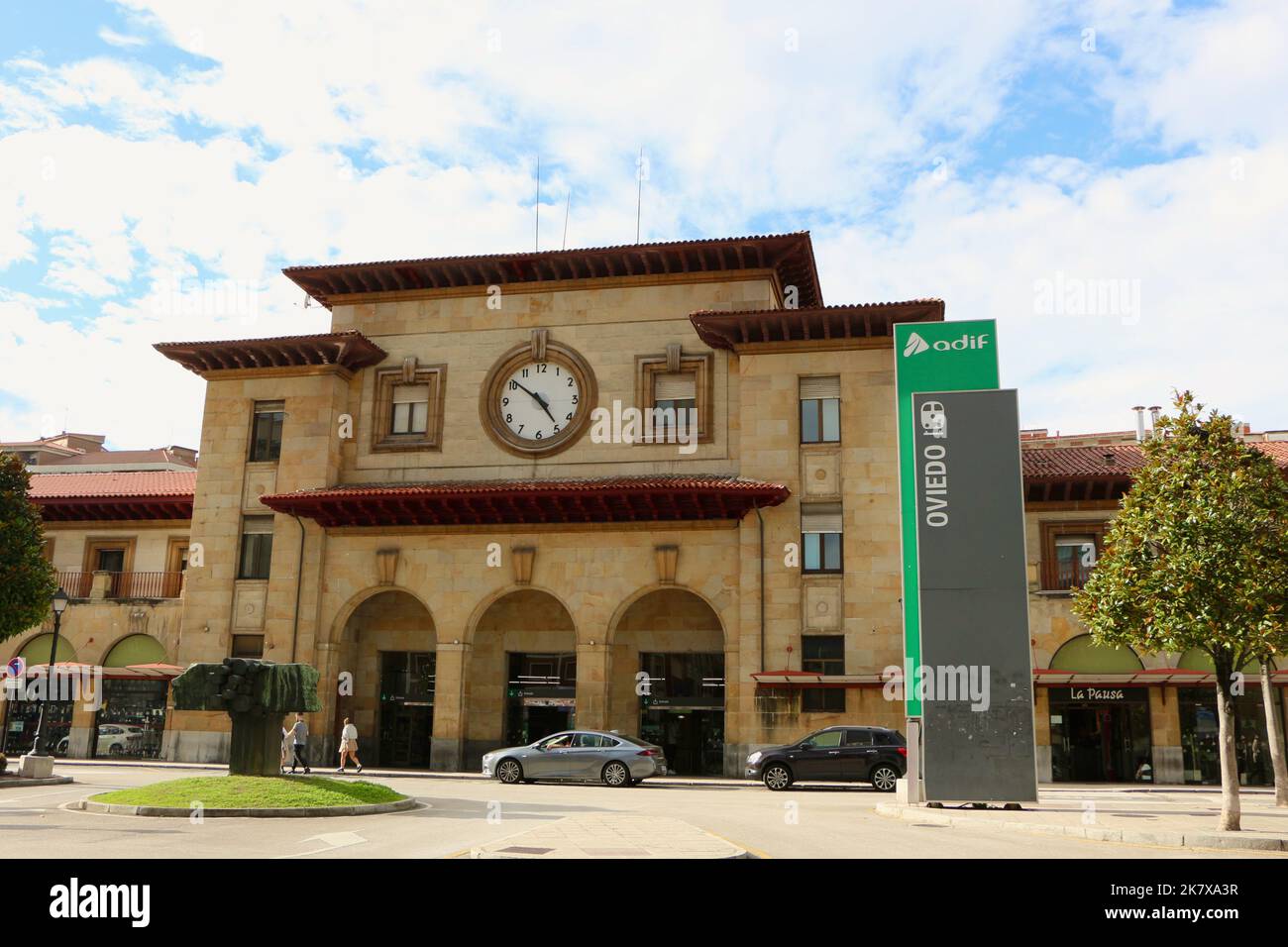 Der Hauptbahnhof wurde 1874 erbaut und 1946 nach dem spanischen Ciil-Krieg mit der Asturien-Skulptur Oviedo Asturias Spanien rekonstruiert Stockfoto