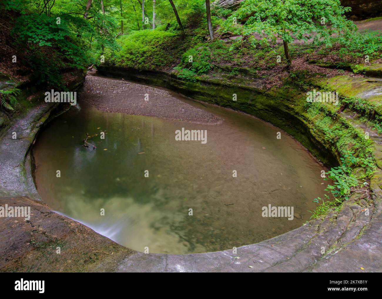 Das Tauchbecken im LaSalle Canyon hat eine Schale in den weichen Sandsteinfelsen, Hungered Rock State Park, LaSalle County, Illinois, gehauen Stockfoto