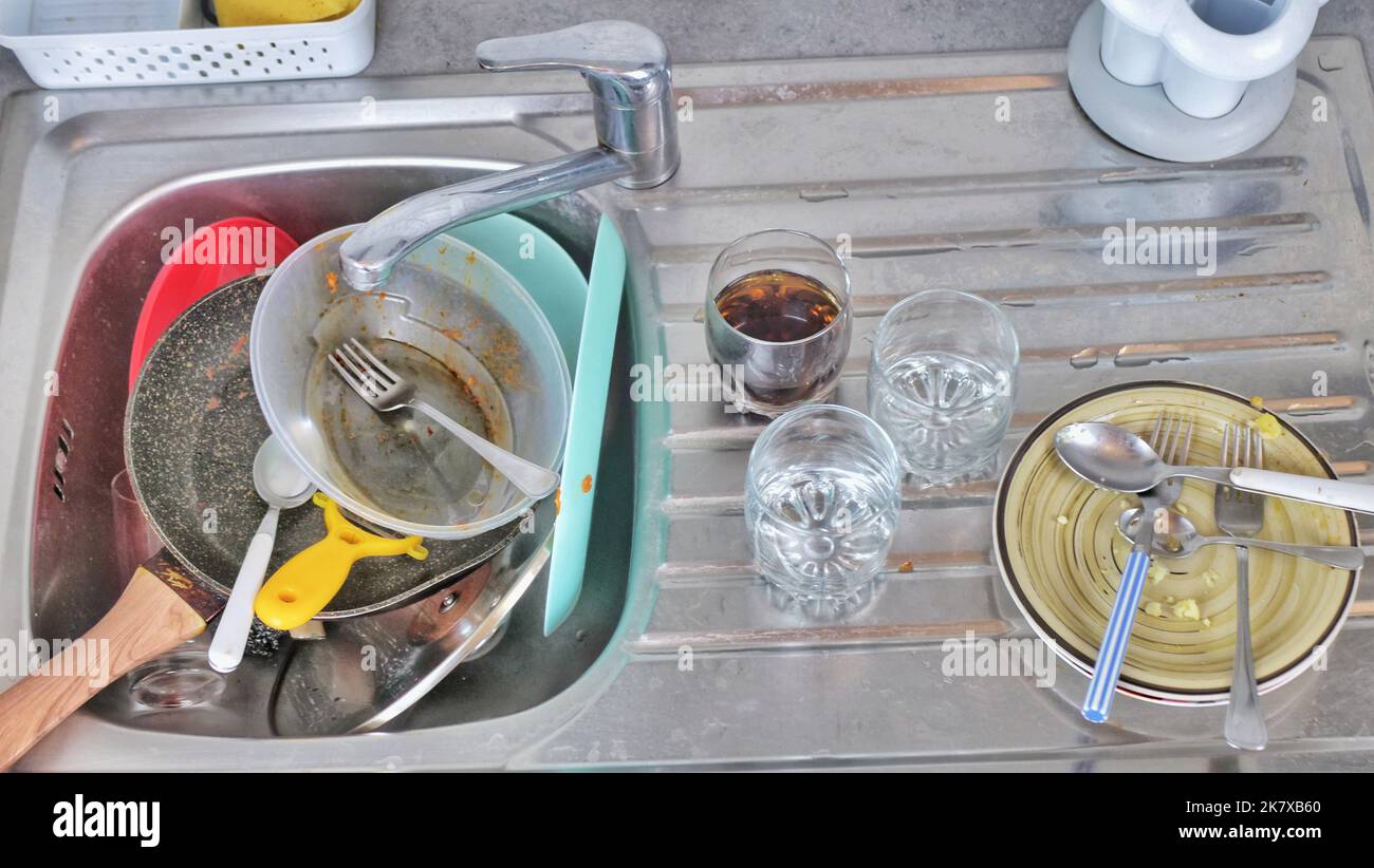 Metallwaschbecken voll mit schmutzigem Geschirr, Geschirr, Geschirr Stockfoto
