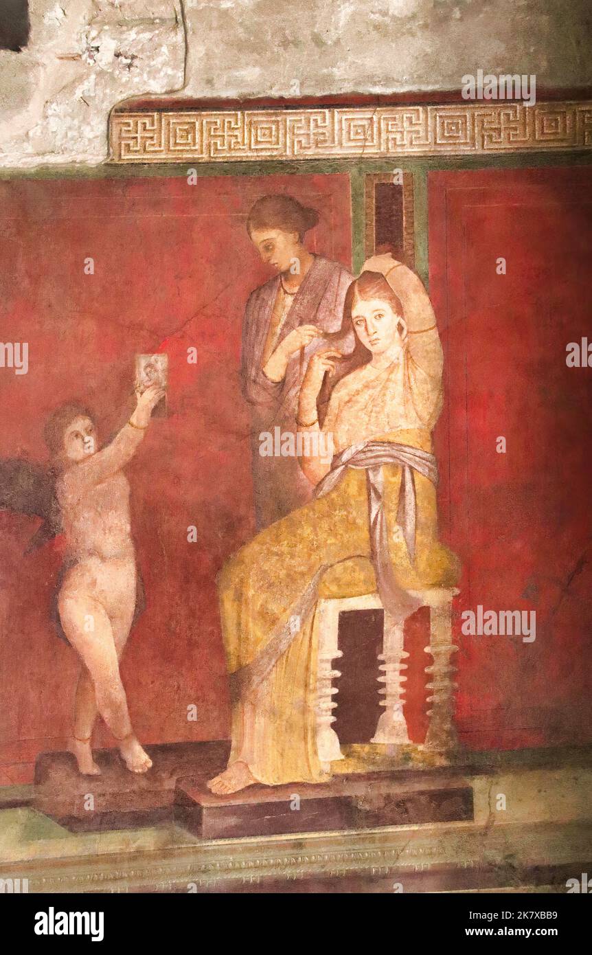 Das schöne Fresko, das sich im Triclinium der Villa der Geheimnisse in Pompeji befindet, stellt eine dionysische Szene dar Stockfoto