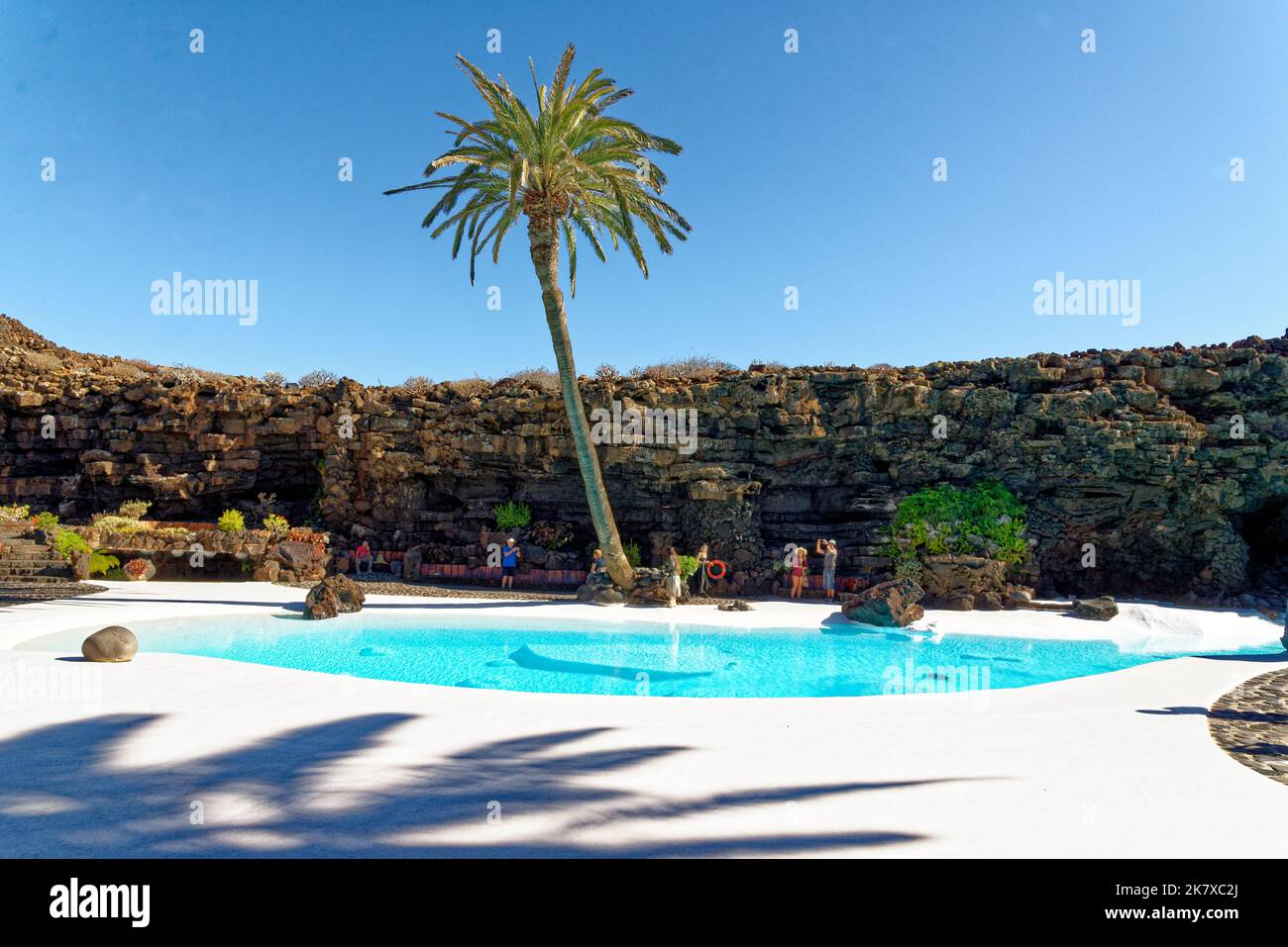 Swimmingpool in der Lavafelche Jameos del Agua, gebaut vom Künstler Cesar Manrique. Jameos del Agua, Haria, Lanzarote, Kanarische Inseln, Spanien. September 20 Stockfoto