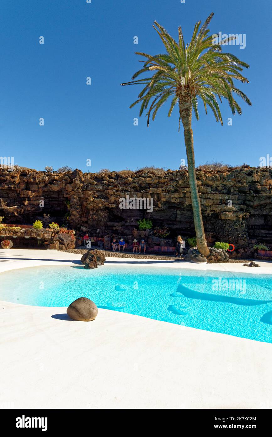 Swimmingpool in der Lavafelche Jameos del Agua, gebaut vom Künstler Cesar Manrique. Jameos del Agua, Haria, Lanzarote, Kanarische Inseln, Spanien. September 20 Stockfoto