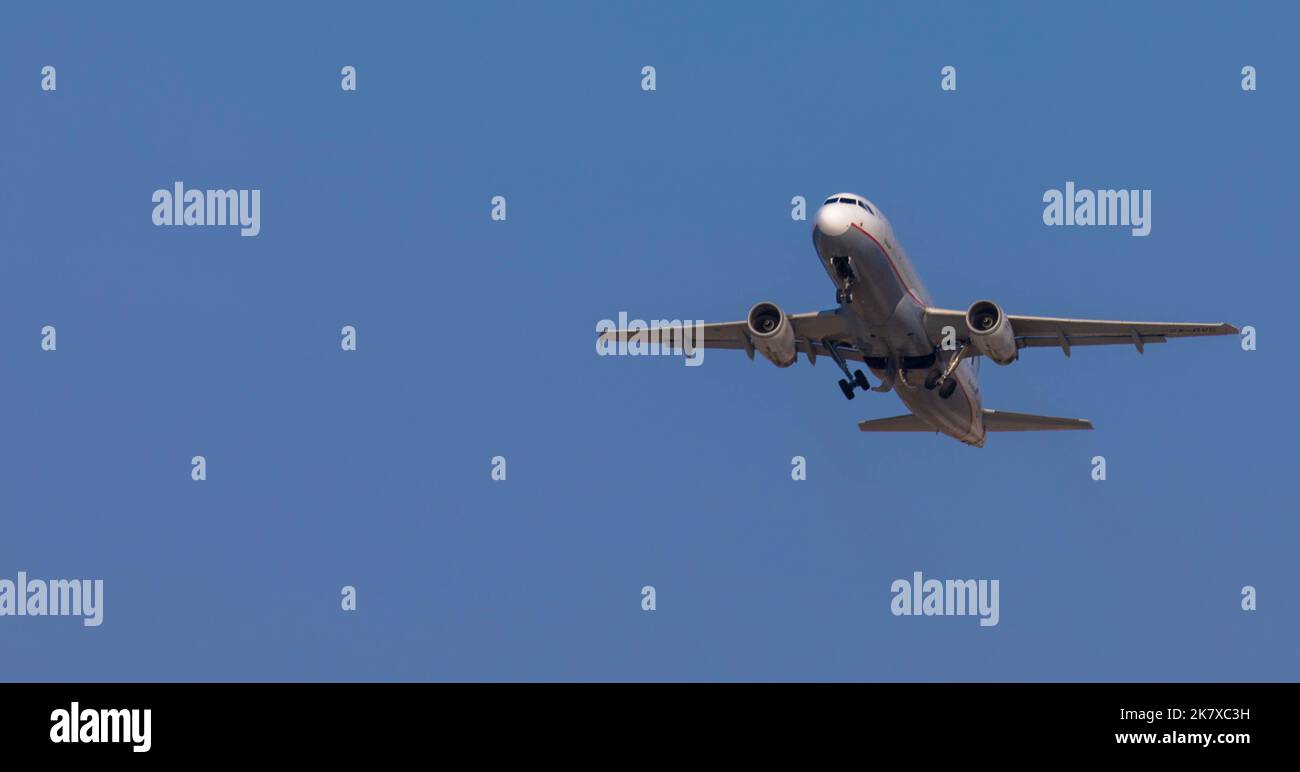 Flugzeug von Aegean Airlines auf Anflug für die Landung. Blauer Himmel mit viel Platz für Text. 08. Oktober 2022, Rhodos, Griechenland Stockfoto
