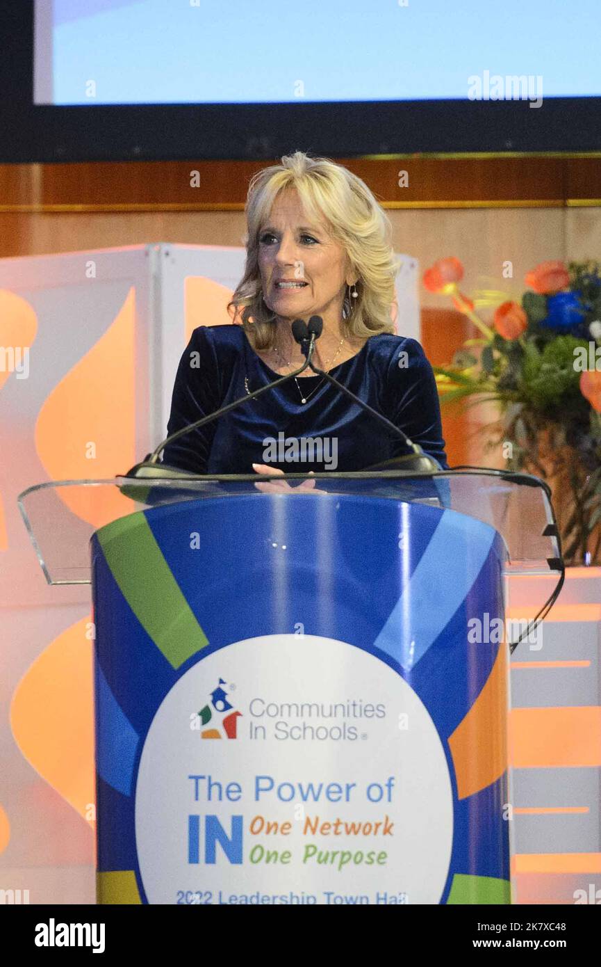 Washington, Usa. 19. Oktober 2022. First Lady Jill Biden spricht am Mittwoch, den 19. Oktober 2022, auf der Leadership Town Hall Conference der Communities in Schools (CIS) im Grand Hyatt Hotel in Washington, DC. CIS ist ein nationales Netzwerk, das die akademische Leistung verbessern und engere Beziehungen zwischen Schulen, Eltern und Gemeinschaften aufbauen will. Foto von Bonnie Cash/UPI Credit: UPI/Alamy Live News Stockfoto