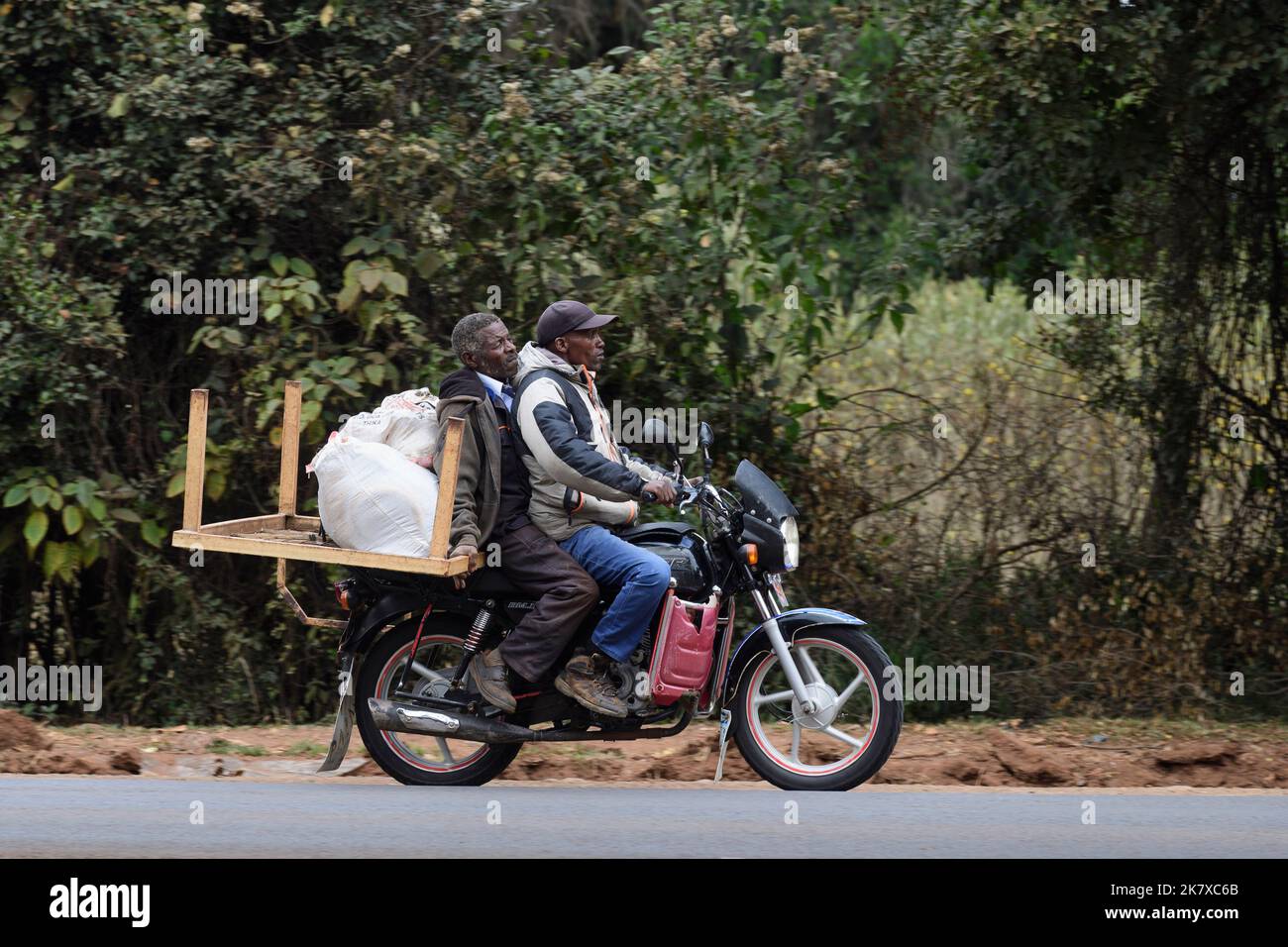 Ein Sozius und ein Bett, die in Motorradtaxis, bekannt als Boda-Boda, in Ostafrika transportiert werden. Boda bodas sind ein wichtiger Teil der Transportatio Stockfoto