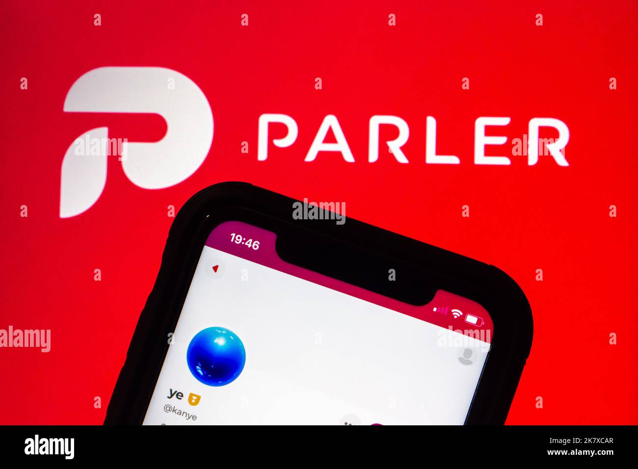 Parler-Konto von Ye (früher bekannt als Kanye West) auf einem iPhone auf Parler-Logo-Hintergrund. Parler gab bekannt, dass ihr den Parler erworben habt Stockfoto