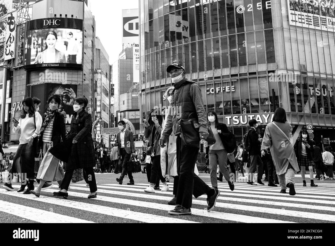 Tokio, Japan. 19. Oktober 2022. Allgemeine Szenen von Fußgängern, Touristen und Pendlern auf dem Kreuzweg am weltberühmten Shibuya Scramble, einem beliebten Reiseziel mit vielen Geschäftsräumen, Geschäften und Restaurants. Japan hat kürzlich nach mehr als zwei Jahren Reiseverbote aufgrund der COVID-19-Pandemie wieder für den Tourismus geöffnet. Kredit: ZUMA Press, Inc./Alamy Live Nachrichten Stockfoto