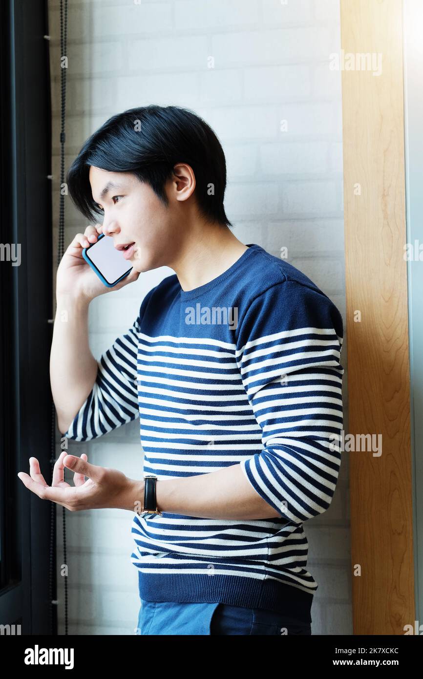 Vintage-Ton mit Geschäftsmann mit einem Mobiltelefon zur Arbeit Blick auf Verkaufsdiagramme machen einen Gewinn aus seinem Geschäft Stockfoto