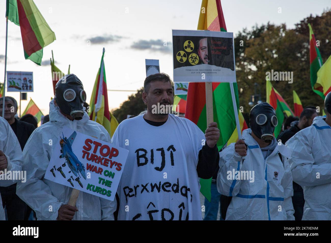Am 19. Oktober 2022 versammelten sich Demonstranten vor dem Brandenburger Tor in Berlin, um gegen türkische Angriffe auf Kurden zu protestieren. Laut einer Untersuchung der Friedensorganisation International Physicians for the Prevention of Nuclear war (IPPNW) setzt die Türkei Tränengas und möglicherweise Chlorgas gegen die Arbeiterpartei Kurdistans (PKK) ein. Erst kürzlich wurden Berichten zufolge 17 Freiheitskämpfer durch Chemiewaffenangriffe getötet, so die Demonstranten. Das kurdische Volk, die kurdischen Bewegungen und die solidarischen Menschen mit ihnen versuchen seit langem, die Öffentlichkeit für das Thema zu sensibilisieren und ihre Stimme zu erheben Stockfoto