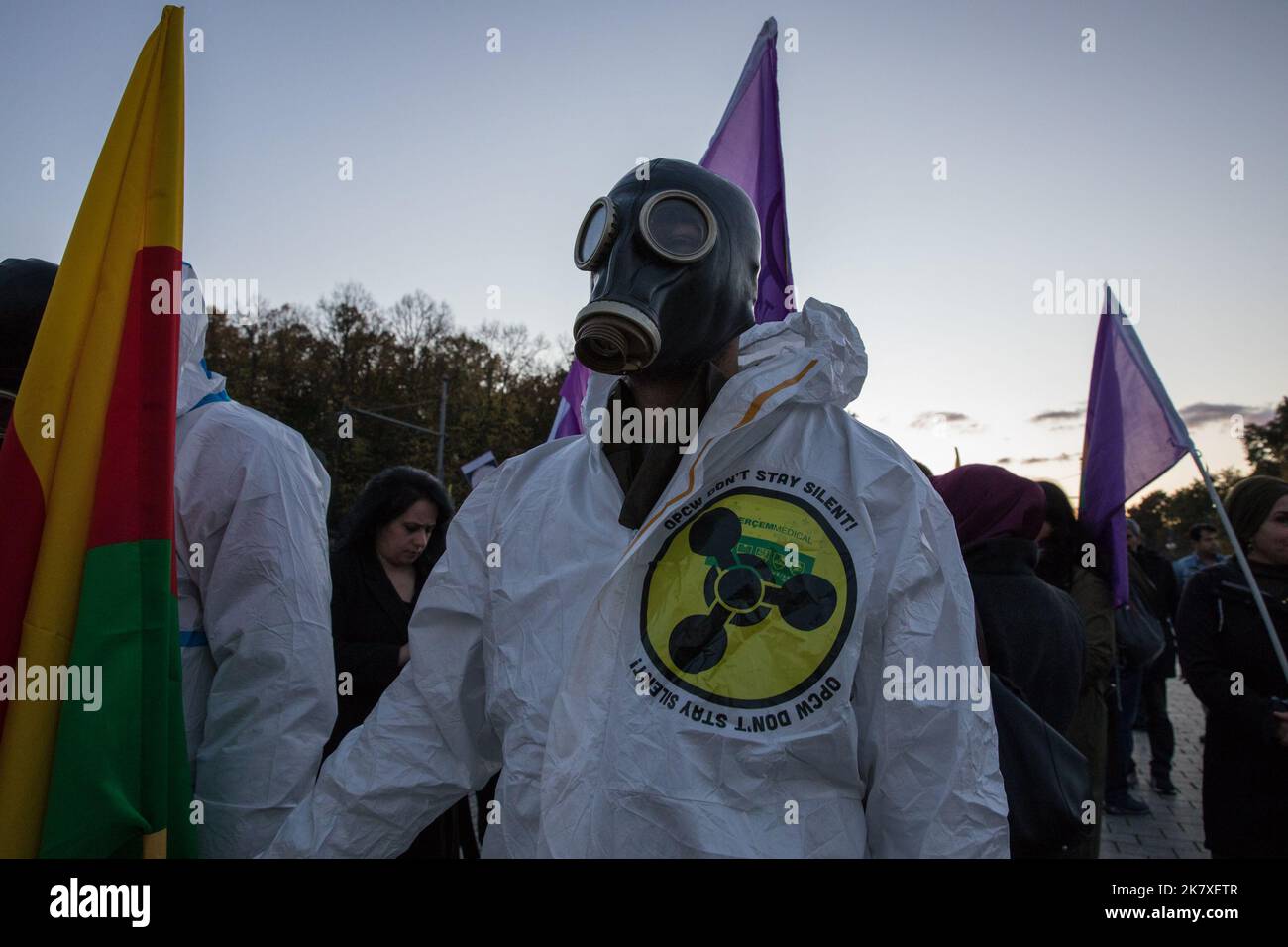Am 19. Oktober 2022 versammelten sich Demonstranten vor dem Brandenburger Tor in Berlin, um gegen türkische Angriffe auf Kurden zu protestieren. Laut einer Untersuchung der Friedensorganisation International Physicians for the Prevention of Nuclear war (IPPNW) setzt die Türkei Tränengas und möglicherweise Chlorgas gegen die Arbeiterpartei Kurdistans (PKK) ein. Erst kürzlich wurden Berichten zufolge 17 Freiheitskämpfer durch Chemiewaffenangriffe getötet, so die Demonstranten. Das kurdische Volk, die kurdischen Bewegungen und die solidarischen Menschen mit ihnen versuchen seit langem, die Öffentlichkeit für das Thema zu sensibilisieren und ihre Stimme zu erheben Stockfoto