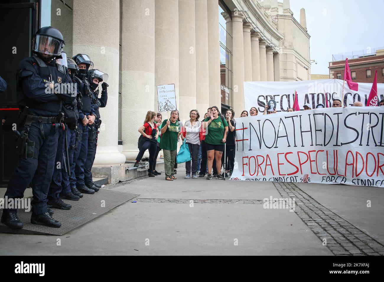 Barcelona, Spanien. 19. Oktober 2022. Während der Demonstration halten Demonstranten Transparente vor dem Immobilienkongress. Mehr als 200 Menschen aus den Wohnungsbaugenossenschaften demonstrierten, als sie ihre Empörung über die hohen Mietpreise außerhalb des Immobilienkongresses zum Ausdruck brachten. Kredit: SOPA Images Limited/Alamy Live Nachrichten Stockfoto