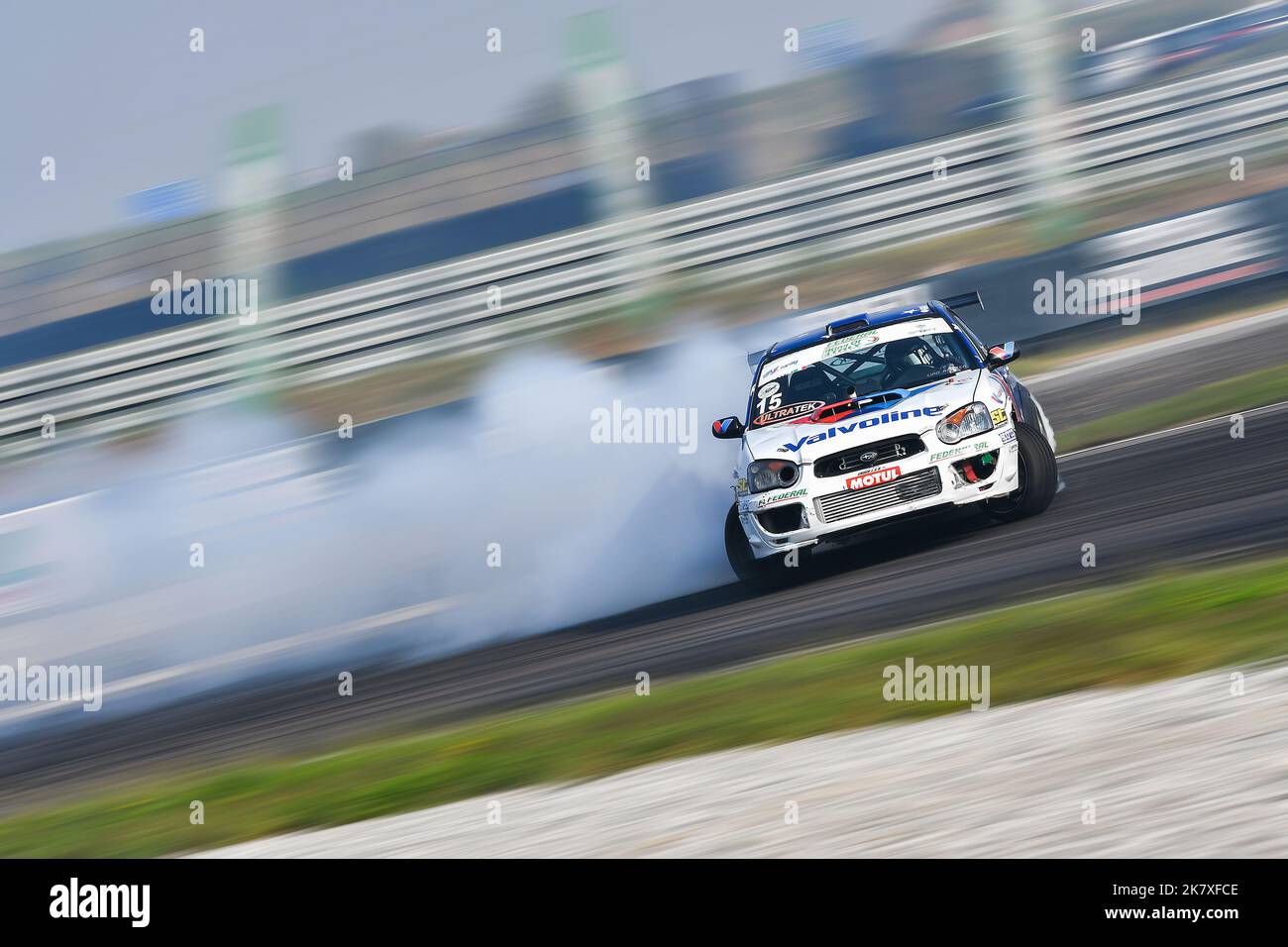 Driftende Motorsportkonkurrenz ein Spektakel auf der ganzen Seite, rauchende Reifen und Gegenlenkung Stockfoto