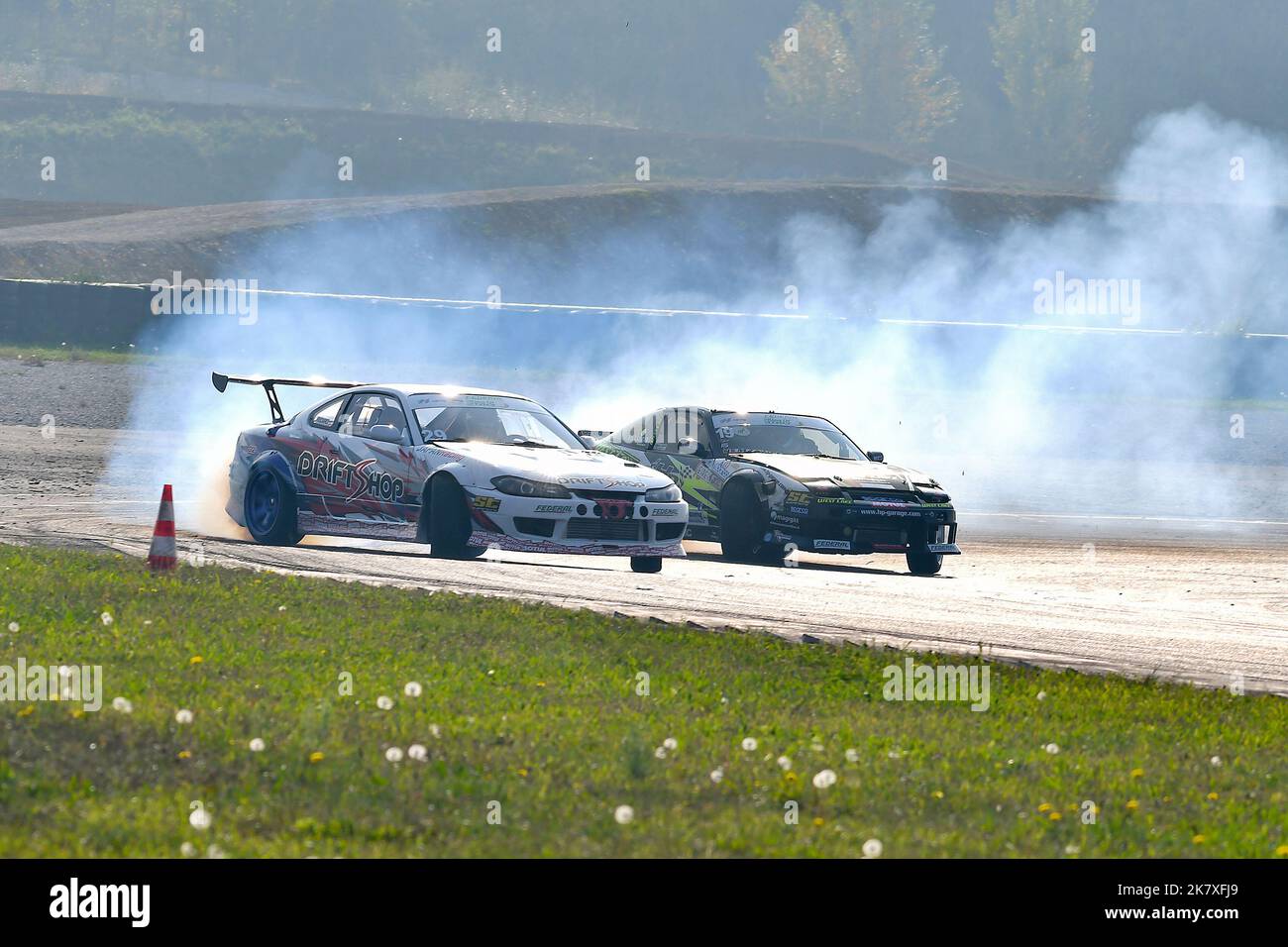 Driftende Motorsportkonkurrenz ein Spektakel ganz seitlich, rauchende Reifen und Gegensteuerung paarweise Stockfoto