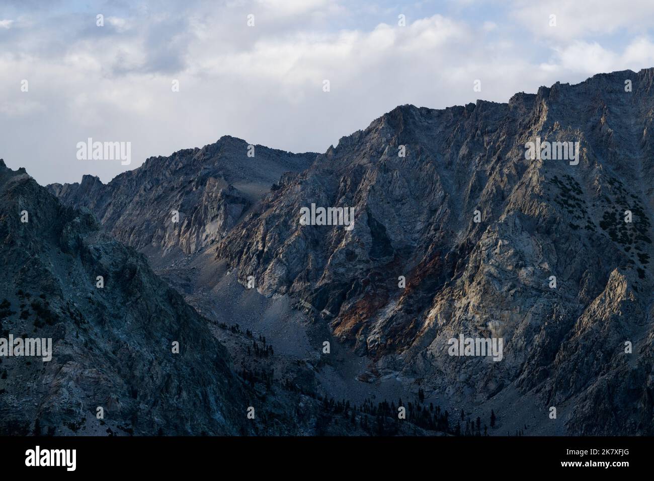Horizontale Ansicht des dramatischen Bergrückens, beleuchtet im Abendlicht Stockfoto