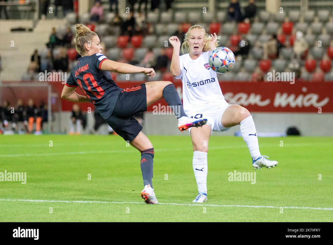 München, Deutschland. 19. Oktober 2022. Fußball, Frauen: Champions League, Bayern München - FC Rosengard, Gruppenphase, Gruppe D, Spieltag 1, FC Bayern Campus: Einzelspiel, Action, mit Linda Dallmann #10 (FC Bayern Frauen), Sofie Bredgaard #19 (FC Rosengard). Quelle: Kolbert-Press/Gamel/dpa/Alamy Live News Stockfoto