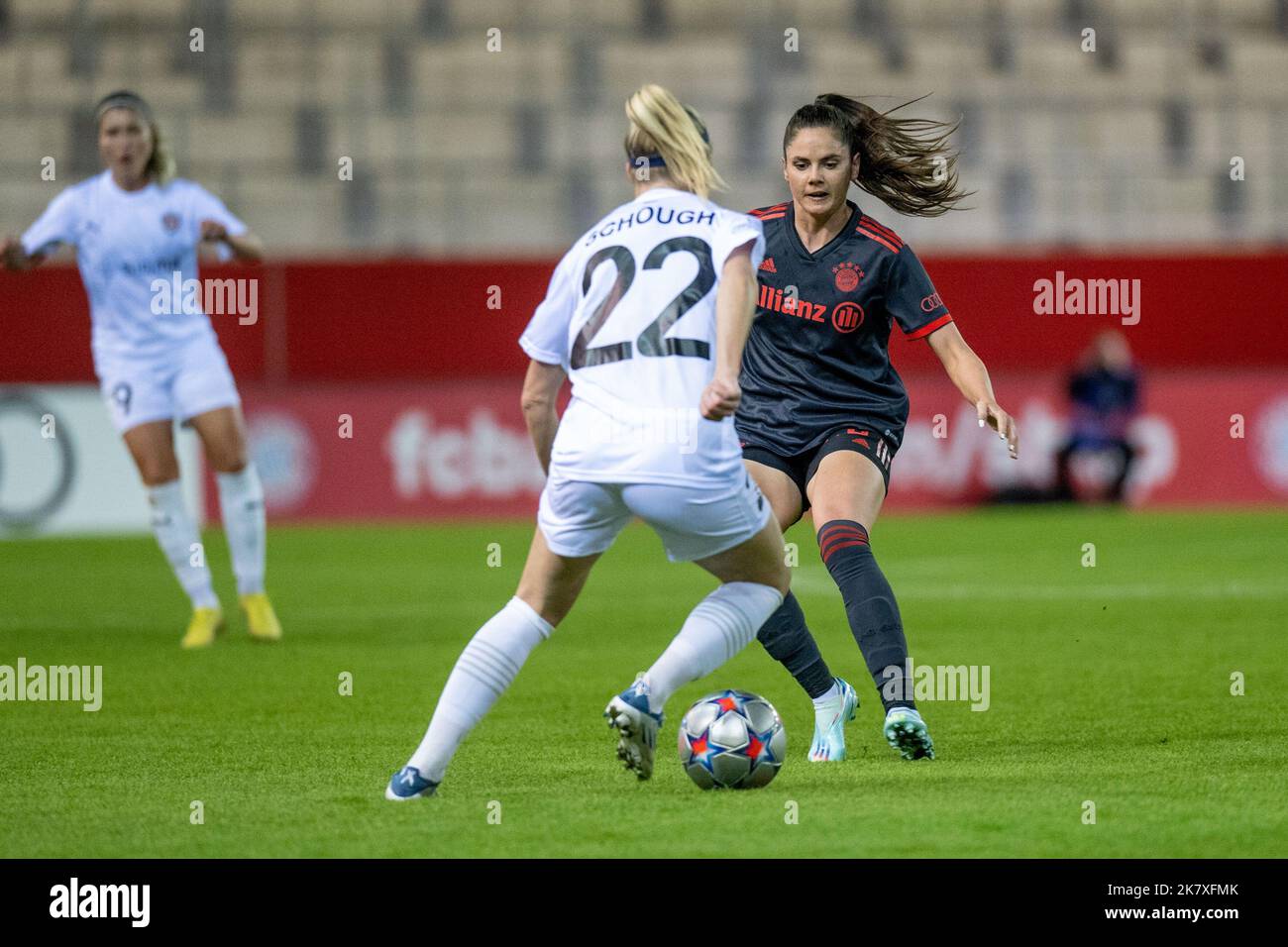 München, Deutschland. 19. Oktober 2022. Fußball, Frauen: Champions League, Bayern München - FC Rosengard, Gruppenphase, Gruppe D, Spieltag 1, FC Bayern Campus:Eins-zu-eins, Action, mit Olivia Schough #22 (FC Rosengard), Sarah Zadrazil #25 (FC Bayern Frauen). Quelle: Kolbert-Press/Gamel/dpa/Alamy Live News Stockfoto