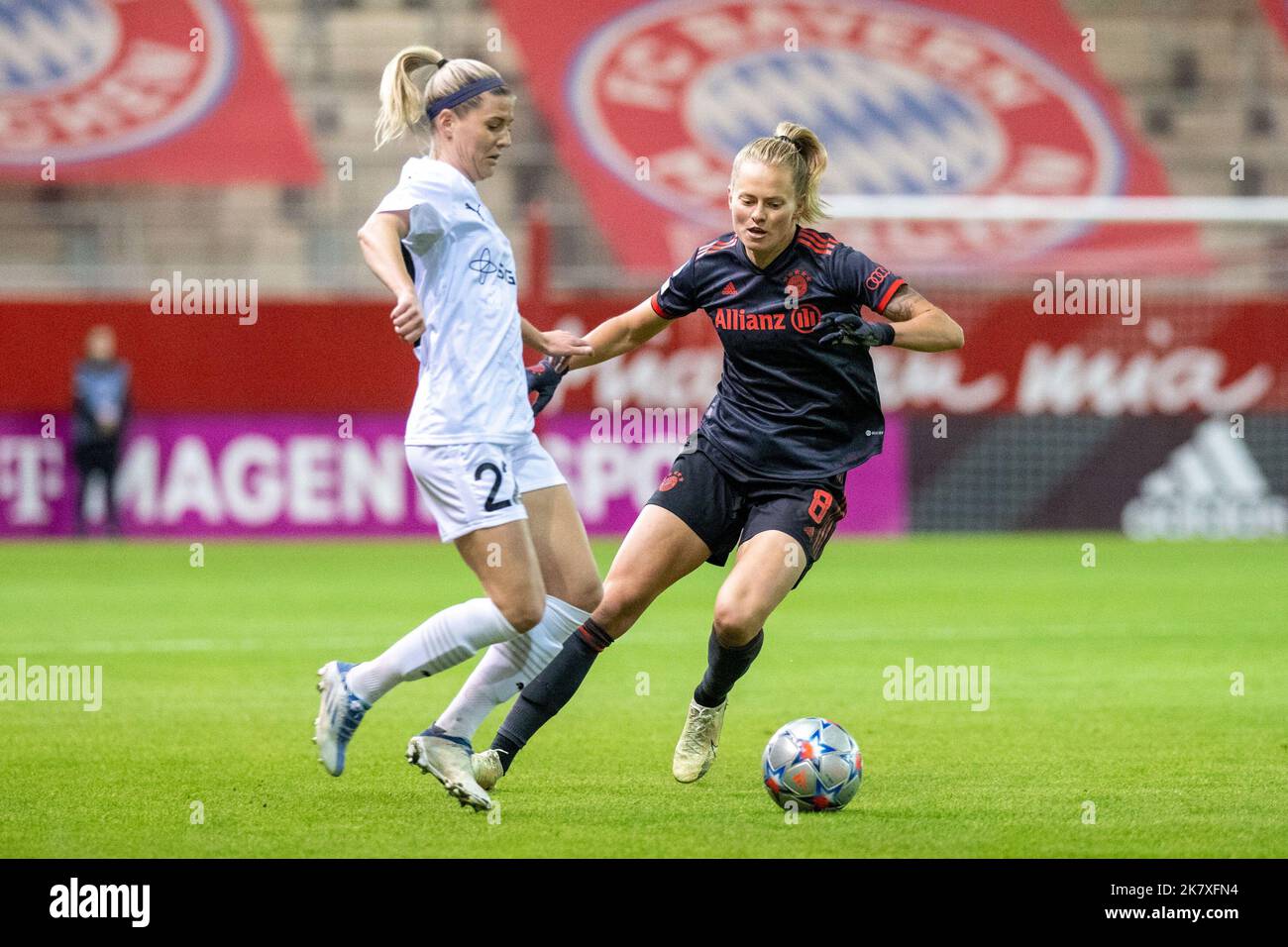 München, Deutschland. 19. Oktober 2022. Fußball, Frauen: Champions League, Bayern München - FC Rosengard, Gruppenphase, Gruppe D, Matchday 1, FC Bayern Campus: Olivia Schough #22 (FC Rosengard), Maximiliane Rall #8 (FC Bayern Women). Quelle: Kolbert-Press/Gamel/dpa/Alamy Live News Stockfoto