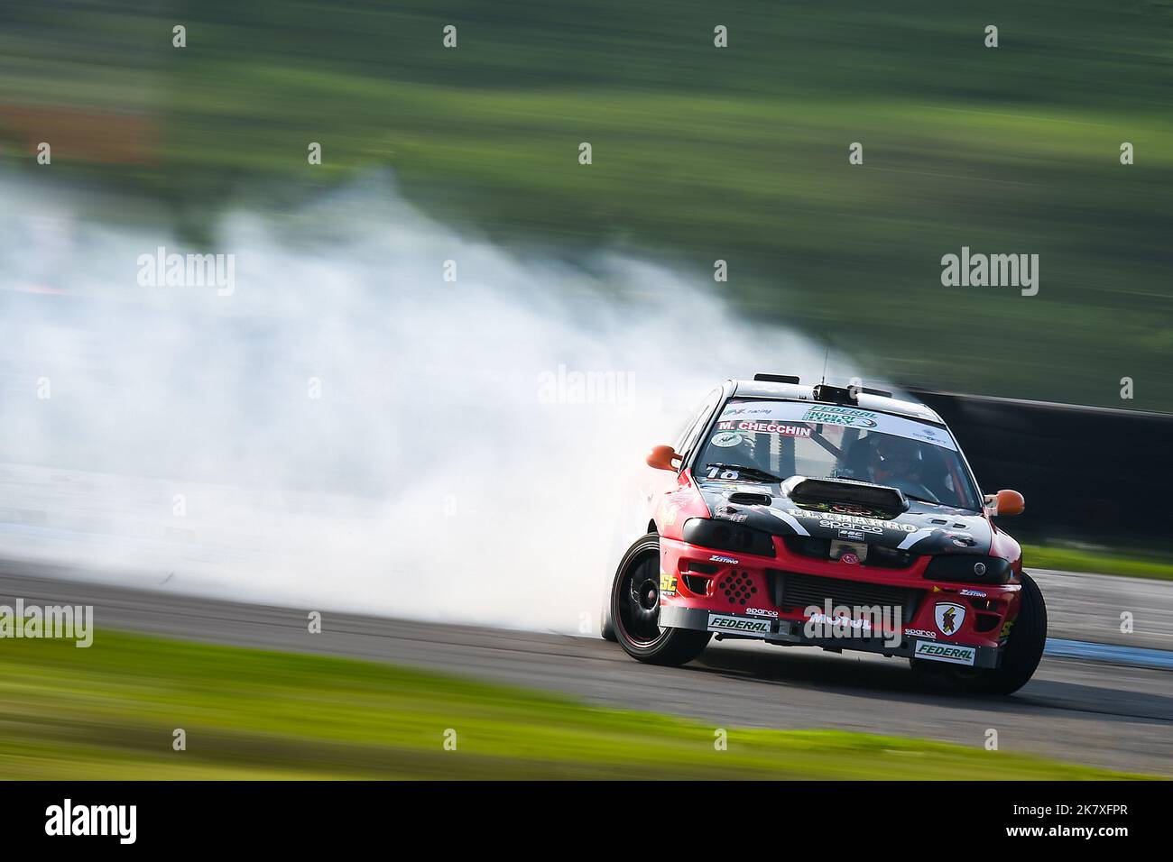 Driftende Motorsportkonkurrenz ein Spektakel auf der ganzen Seite, rauchende Reifen und Gegenlenkung Stockfoto