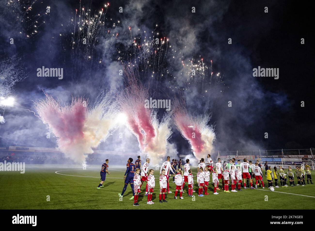 Werkendam - Feuerwerk während des Toto KNVB Cup Spiels zwischen Kozak Boys und Vitesse im Sportpark de Zwaaier am 19. Oktober 2022 in Werkendam, Niederlande. ANP | Niederländische Höhe | BART STOUTJEDIJK Stockfoto