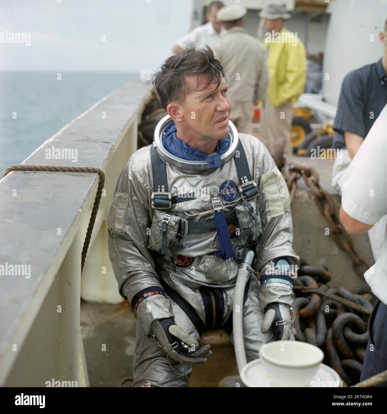 Astronaut Walter M. Schirra Jr., Kommandant von Gemini VI, tritt während des Wasserausstiegstrainings an Bord des NASA-Motorschiffs Retriever im Golf von Mexiko auf. Dieses Training bereitete die Astronauten darauf vor, die Kapsel nach der Landung im Ozean zu verlassen. Stockfoto