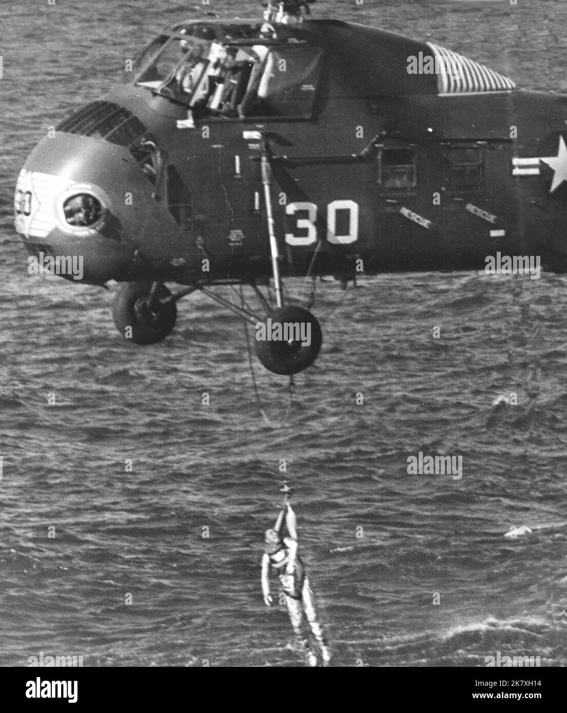 Gus Grissom wird nach dem Untergang von Liberty Bell 7 in Sicherheit gebracht NASA Mercury-Redstone 4 war der zweite US-amerikanische Weltraumflug am 21. Juli 1961. Der Mercury-Flug des Suborbitalprojekts wurde mit einem Mercury-Redstone Launch Vehicle, MRLV-8, gestartet. Die Sonde, Mercury Capsule #11, wurde den Spitznamen Liberty Bell 7. Es wurde von Astronaut Virgil 'Gus' Grissom pilotiert. Stockfoto