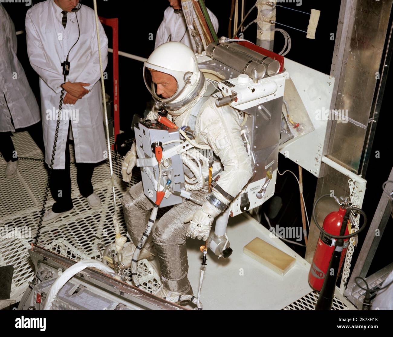 Astronaut Edwin E. 'Buzz' Aldrin, Pilot der Hauptmannschaft der Raumfahrt Gemini XII, durchläuft Evaluierungsverfahren mit der Astronaut-Manövriereinheit in der 30 Meter hohen Kammer bei McDonnell-Flugzeugen. Die Astronaut-Manövriereinheit wurde daraufhin aus der Mission gelöscht, damit Aldrin die für Apollo-Missionen erforderlichen Grundfunktionen für den Außeneinsatz demonstrieren konnte. Stockfoto