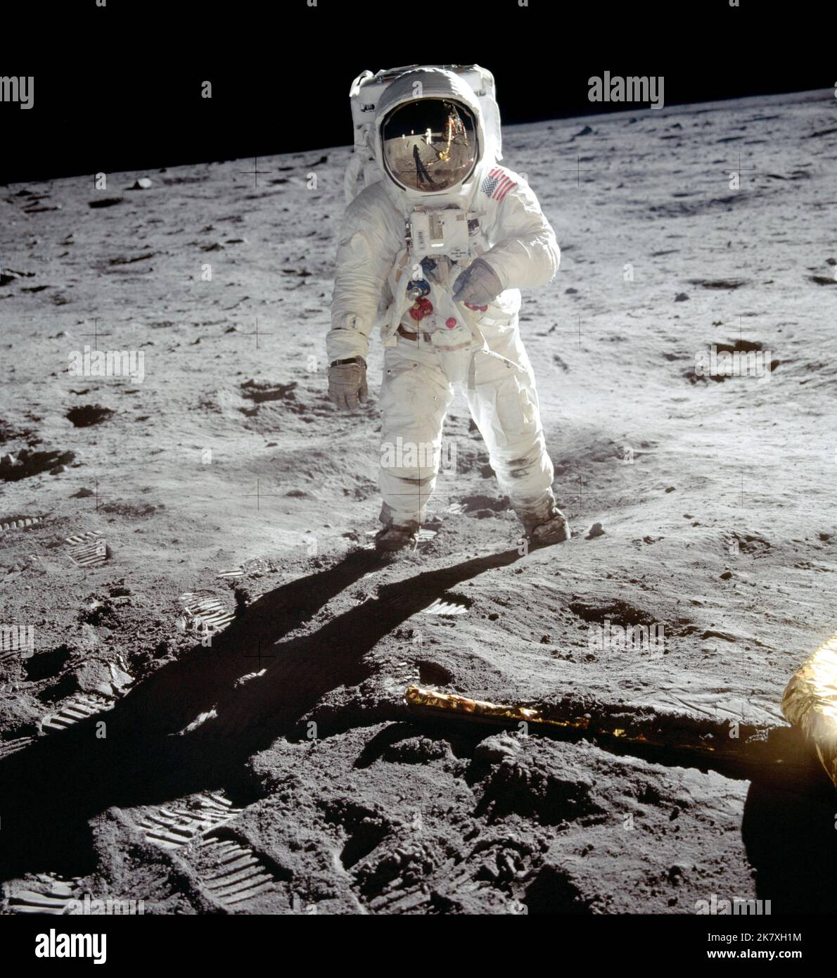 Astronaut Buzz Aldrin wandert während der Apollo 11-Mission auf der Oberfläche des Mondes in der Nähe des Fußes des Mondmoduls Eagle. Missionskommandant Neil Armstrong nahm dieses Foto mit einer 70mm-Mond-Oberflächenkamera auf. Während die Astronauten Armstrong und Aldrin die Mondregion Sea of Tranquility erkundeten, blieb der Astronaut Michael Collins bei den Kommandos- und Servicemodulen in der Mondumlaufbahn. Stockfoto