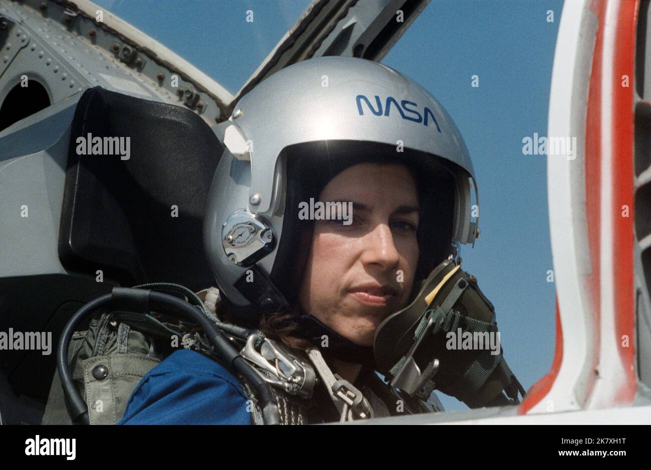Ellen Ochoa, Astronautin der Klasse 1990, nimmt eine Eingewöhnungsfahrt in einem NASA T-38 Jet Trainer. Dr. Ellen Ochoa, eine erfahrene Astronautin, war 11. Direktorin des Johnson Space Center. Sie war die erste hispanische Regisseurin der JSC und die zweite weibliche Regisseurin. Stockfoto