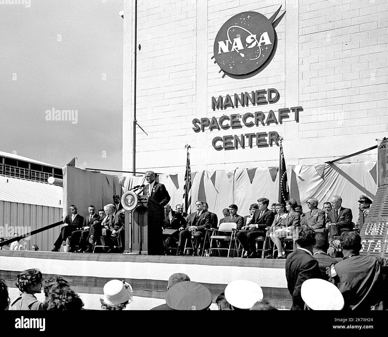 Astronaut John Glenn Jr. spricht, nachdem er von Präsident John F. Kennedy nach Glenns historischem Flug mit drei Orbits, Mercury-Atlas 6, geehrt wurde. Die Zeremonie fand vor dem Hangar S in der Cape Canaveral Air Force Station statt. Stockfoto