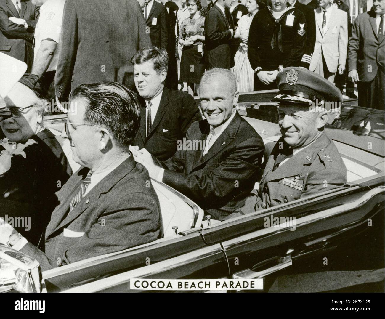 Präsident John F. Kennedy, Astronaut John Glenn und General Leighton I. Davis fahren nach Glenns historischem ersten US-Orbitalraumflug bei einer Parade in Cocoa Beach, Florida, zusammen. Stockfoto