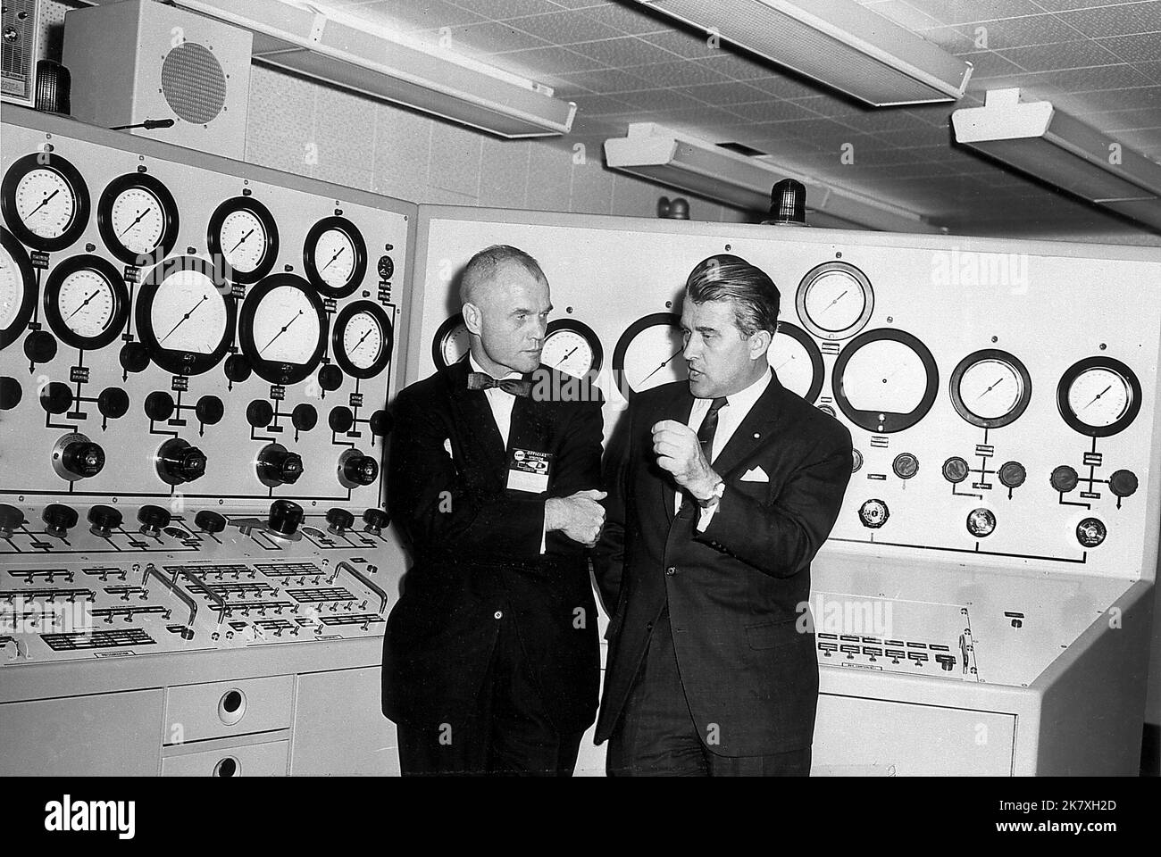 Dr. Wernher von Braun leitet den Astronauten John Glenn im Kontrollraum der Fahrzeugtestabteilung, Abteilung Qualitätssicherung, Marshall Space Flight Center Stockfoto