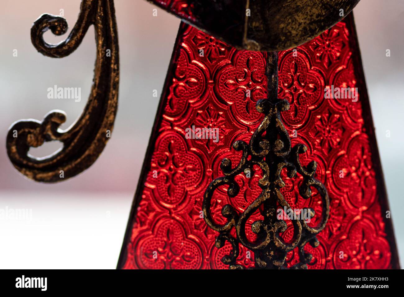 Nahaufnahme Detail der roten Glasstruktur auf Engel Weihnachtsdekoration Stockfoto