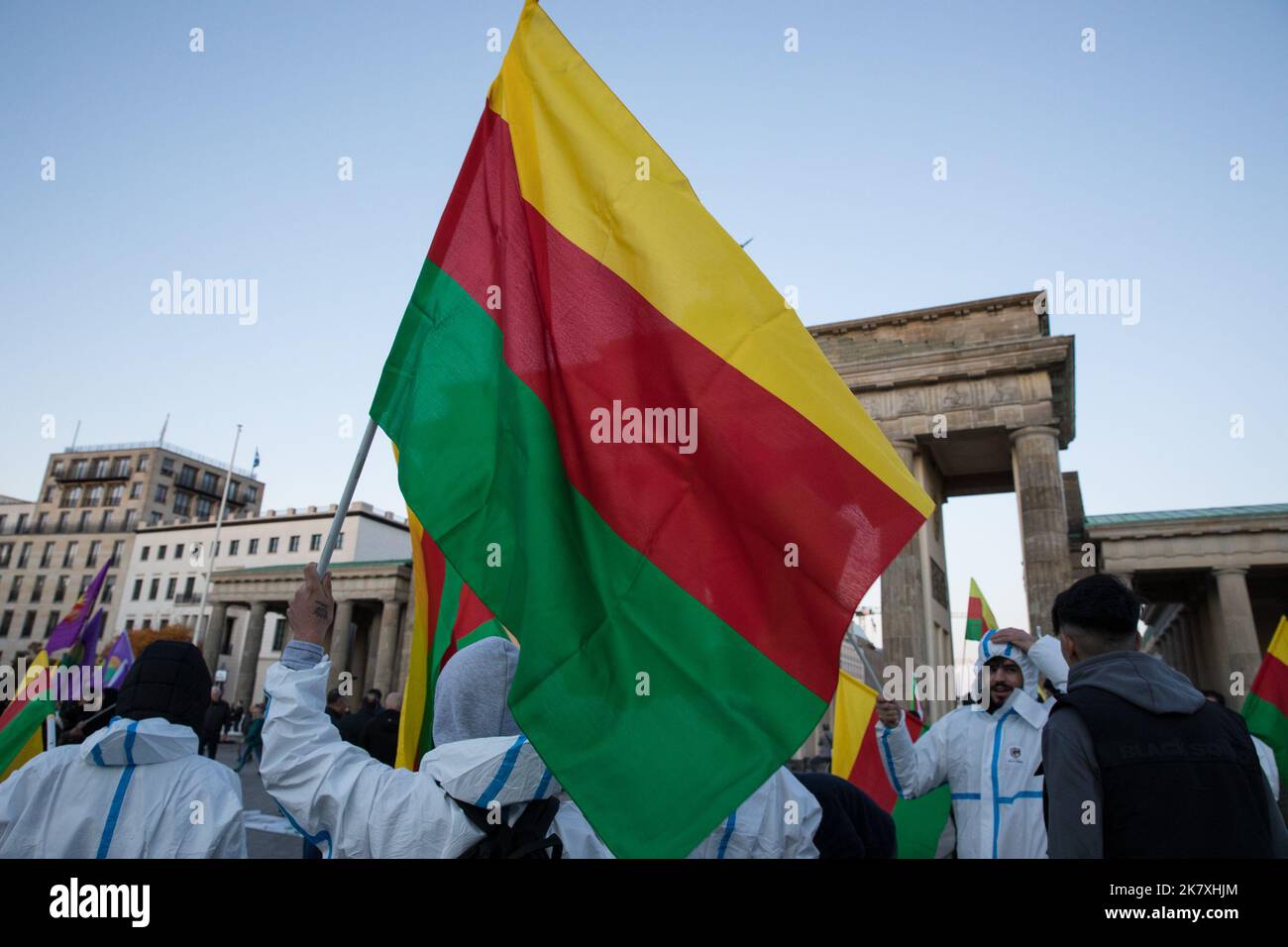 Berlin, Deutschland. 19. Oktober 2022. Am 19. Oktober 2022 versammelten sich Demonstranten vor dem Brandenburger Tor in Berlin, um gegen türkische Angriffe auf Kurden zu protestieren. Laut einer Untersuchung der Friedensorganisation International Physicians for the Prevention of Nuclear war (IPPNW) setzt die Türkei Tränengas und möglicherweise Chlorgas gegen die Arbeiterpartei Kurdistans (PKK) ein. Erst kürzlich wurden Berichten zufolge 17 Freiheitskämpfer durch Chemiewaffenangriffe getötet, so die Demonstranten. Kredit: ZUMA Press, Inc./Alamy Live Nachrichten Stockfoto