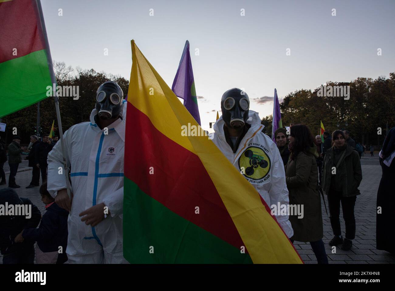 Berlin, Deutschland. 19. Oktober 2022. Am 19. Oktober 2022 versammelten sich Demonstranten vor dem Brandenburger Tor in Berlin, um gegen türkische Angriffe auf Kurden zu protestieren. Laut einer Untersuchung der Friedensorganisation International Physicians for the Prevention of Nuclear war (IPPNW) setzt die Türkei Tränengas und möglicherweise Chlorgas gegen die Arbeiterpartei Kurdistans (PKK) ein. Erst kürzlich wurden Berichten zufolge 17 Freiheitskämpfer durch Chemiewaffenangriffe getötet, so die Demonstranten. Kredit: ZUMA Press, Inc./Alamy Live Nachrichten Stockfoto