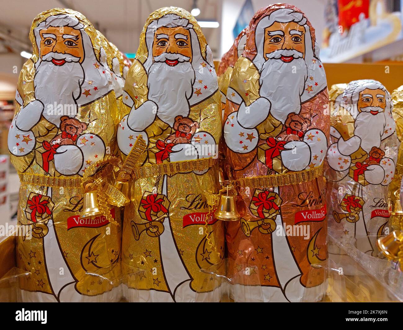 Gruppe von Lindt Schokolade Weihnachtsmann Figuren in einem Supermarkt Stockfoto