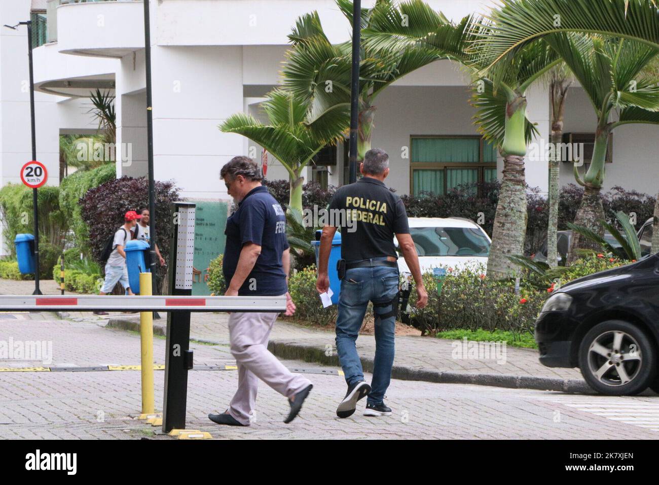 Rio de Janeiro, Rio de Janeiro, Brasilien. 19. Oktober 2022. (INT) Bundespolizei unternimmt Maßnahmen gegen Kryptowährungspyramidenschema. Rio de Janeiro, Brasilien: Durchführung der Operation "La Casa de Papel" der Bundespolizei in Rio de Janeiro am Mittwoch (19). Die Klage entspricht den Warrants gegen eine Gruppe aus dem Bundesstaat Mato Grosso do Sul, die für das Treuhandpyramidensystem verantwortlich ist. Untersuchungen zufolge wurden durch das Programm Mittel von mehr als 1,3 Millionen Menschen in mehr als 80 Ländern aufgenommen, was einen Verlust von 4,1 Milliarden US-Dollar zur Folge hatte. (Bild: © Jose Lucena/TheNEWS2 via ZUMA P Stockfoto