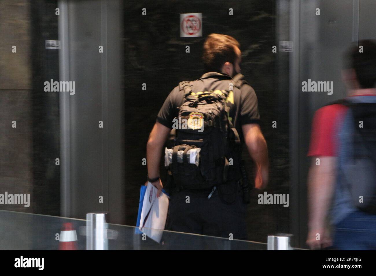 Rio de Janeiro, Rio de Janeiro, Brasilien. 19. Oktober 2022. (INT) Bundespolizei unternimmt Maßnahmen gegen Kryptowährungspyramidenschema. Rio de Janeiro, Brasilien: Durchführung der Operation "La Casa de Papel" der Bundespolizei in Rio de Janeiro am Mittwoch (19). Die Klage entspricht den Warrants gegen eine Gruppe aus dem Bundesstaat Mato Grosso do Sul, die für das Treuhandpyramidensystem verantwortlich ist. Untersuchungen zufolge wurden durch das Programm Mittel von mehr als 1,3 Millionen Menschen in mehr als 80 Ländern aufgenommen, was einen Verlust von 4,1 Milliarden US-Dollar zur Folge hatte. (Bild: © Jose Lucena/TheNEWS2 via ZUMA P Stockfoto