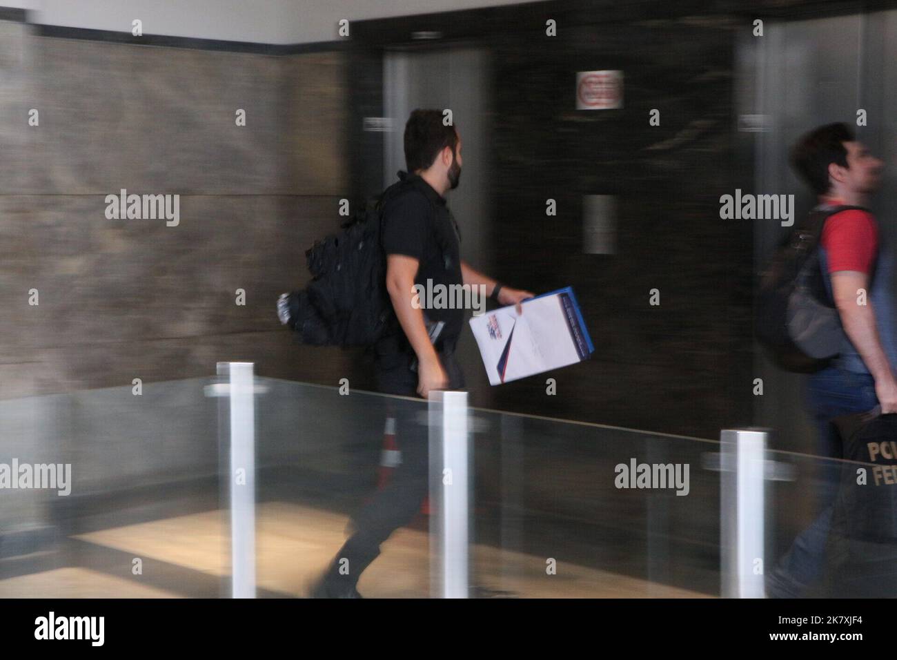 Rio de Janeiro, Rio de Janeiro, Brasilien. 19. Oktober 2022. (INT) Bundespolizei unternimmt Maßnahmen gegen Kryptowährungspyramidenschema. Rio de Janeiro, Brasilien: Durchführung der Operation "La Casa de Papel" der Bundespolizei in Rio de Janeiro am Mittwoch (19). Die Klage entspricht den Warrants gegen eine Gruppe aus dem Bundesstaat Mato Grosso do Sul, die für das Treuhandpyramidensystem verantwortlich ist. Untersuchungen zufolge wurden durch das Programm Mittel von mehr als 1,3 Millionen Menschen in mehr als 80 Ländern aufgenommen, was einen Verlust von 4,1 Milliarden US-Dollar zur Folge hatte. (Bild: © Jose Lucena/TheNEWS2 via ZUMA P Stockfoto