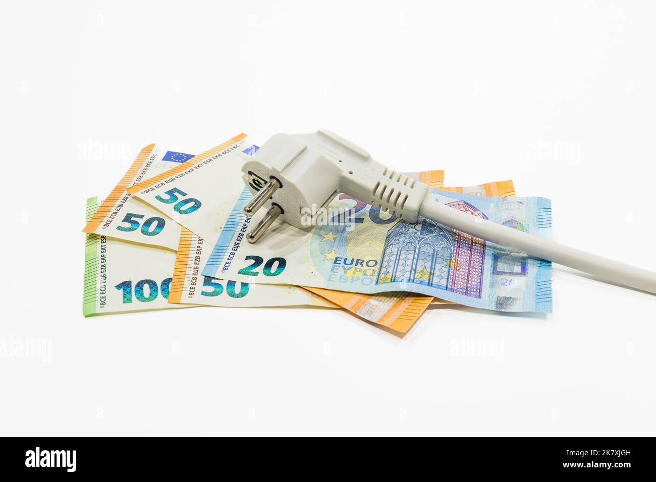 Der Netzstecker vieler Euro-Banknoten. Stromverbrauch oder Energiesparkonzept Stockfoto