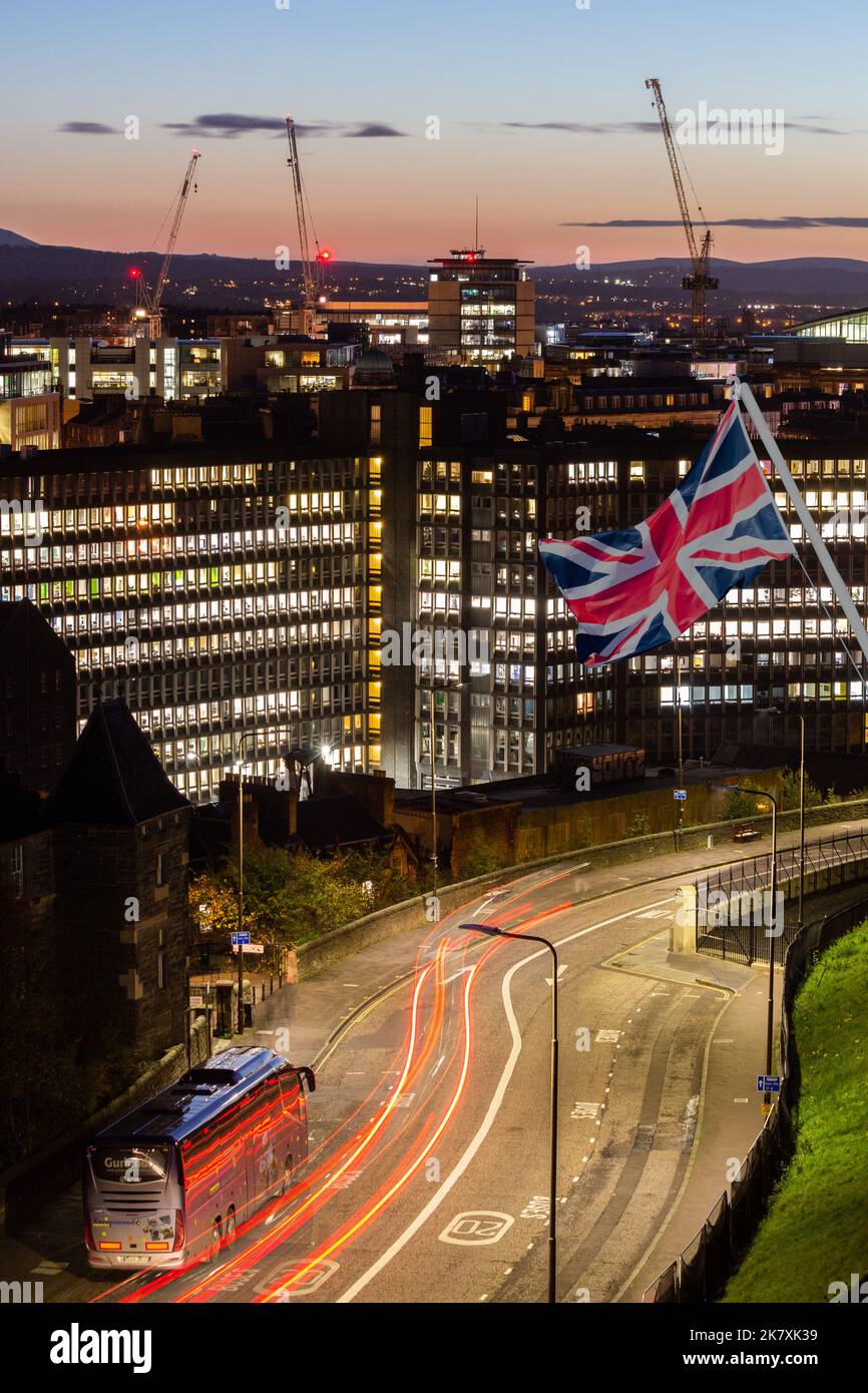 Leere Büros mit Leuchten mit britischer Flagge. Steigende Energiepreise, Strom, Gas, Energieverschwendung, Lebenshaltungskosten, britische Wirtschaft... Stockfoto