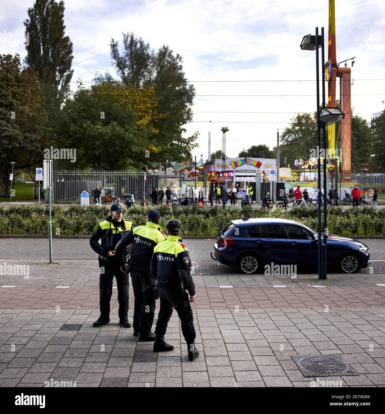 2022-10-19 17:50:47 AMSTERDAM - Polizei in der Nachbarschaft des Amsterdamer Bezirks Osdorp nach anhaltenden Unruhen. Die Mobileinheit hat mehr als zwanzig Personen verhaftet, die zu Belästigungen geführt haben. ANP RAMON VAN FLYMEN niederlande Out - belgien Out Stockfoto