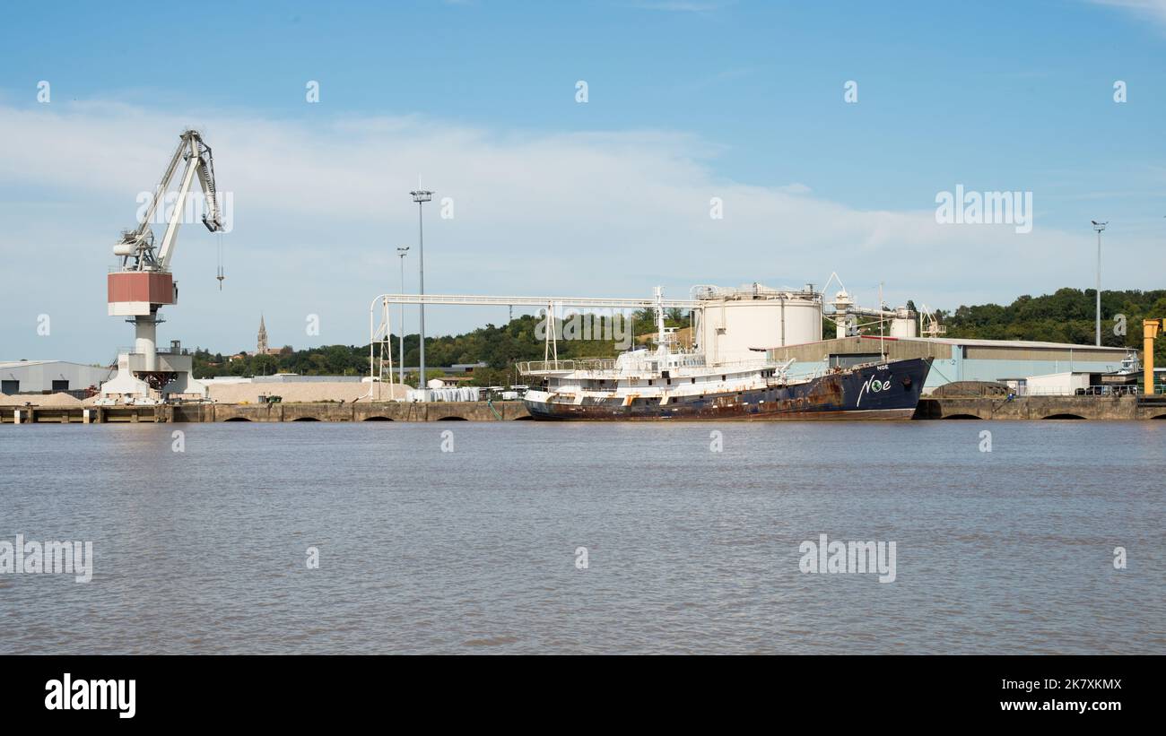 Schiffe in der Nähe des Hafenkrans in Bourdeaux. Frankreich Stockfoto