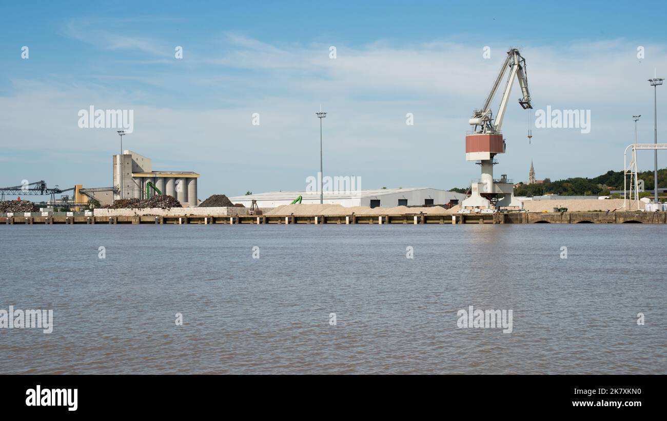 Hafenkran und Transportkette in Bordeaux. Frankreich Stockfoto