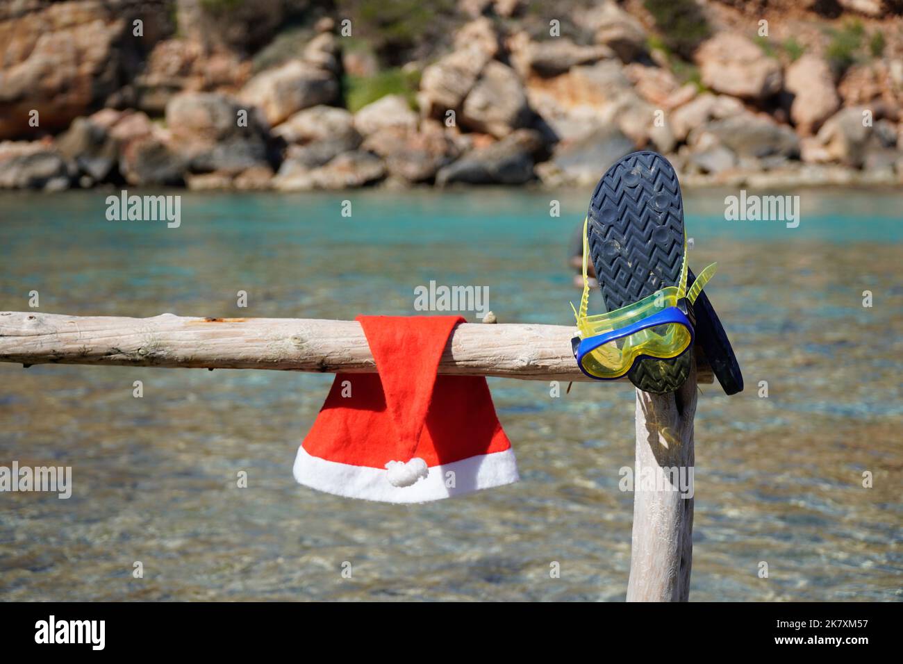 weihnachtshut neben einer Schnorchelausrüstung im Sommer. Weihnachten an Feiertagen Stockfoto