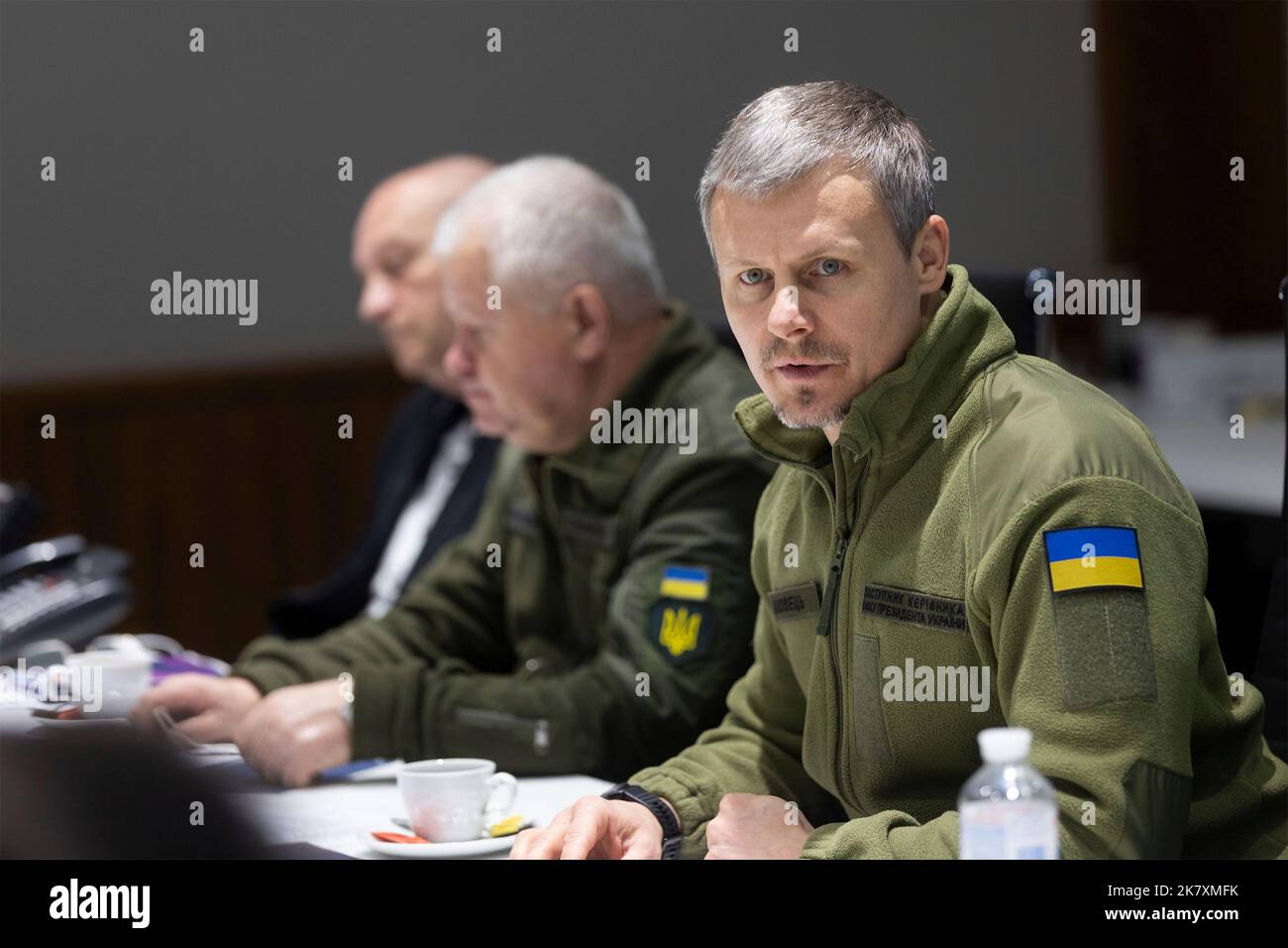 Kiew, Ukraine. 19. Oktober 2022. Der ukrainische Berater für nationale Sicherheit und Verteidigung, Roman V. Mashovets, rechts, während eines multilateralen persönlichen Treffens mit Botschaftern aus Frankreich, Deutschland, Italien, den Niederlanden und Spanien, um die Beschleunigung der Lieferung von Luftverteidigungsausrüstung im Mariinskyi-Palast am 19. Oktober 2022 in Kiew, Ukraine, zu erörtern. Kredit: Ukrainisches Presidential Press Office/Ukraine Presidency/Alamy Live News Stockfoto