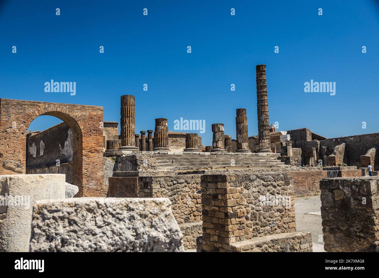 Die Ruinen von Pompeji mit einem klaren blauen Himmel in Italien. Stockfoto