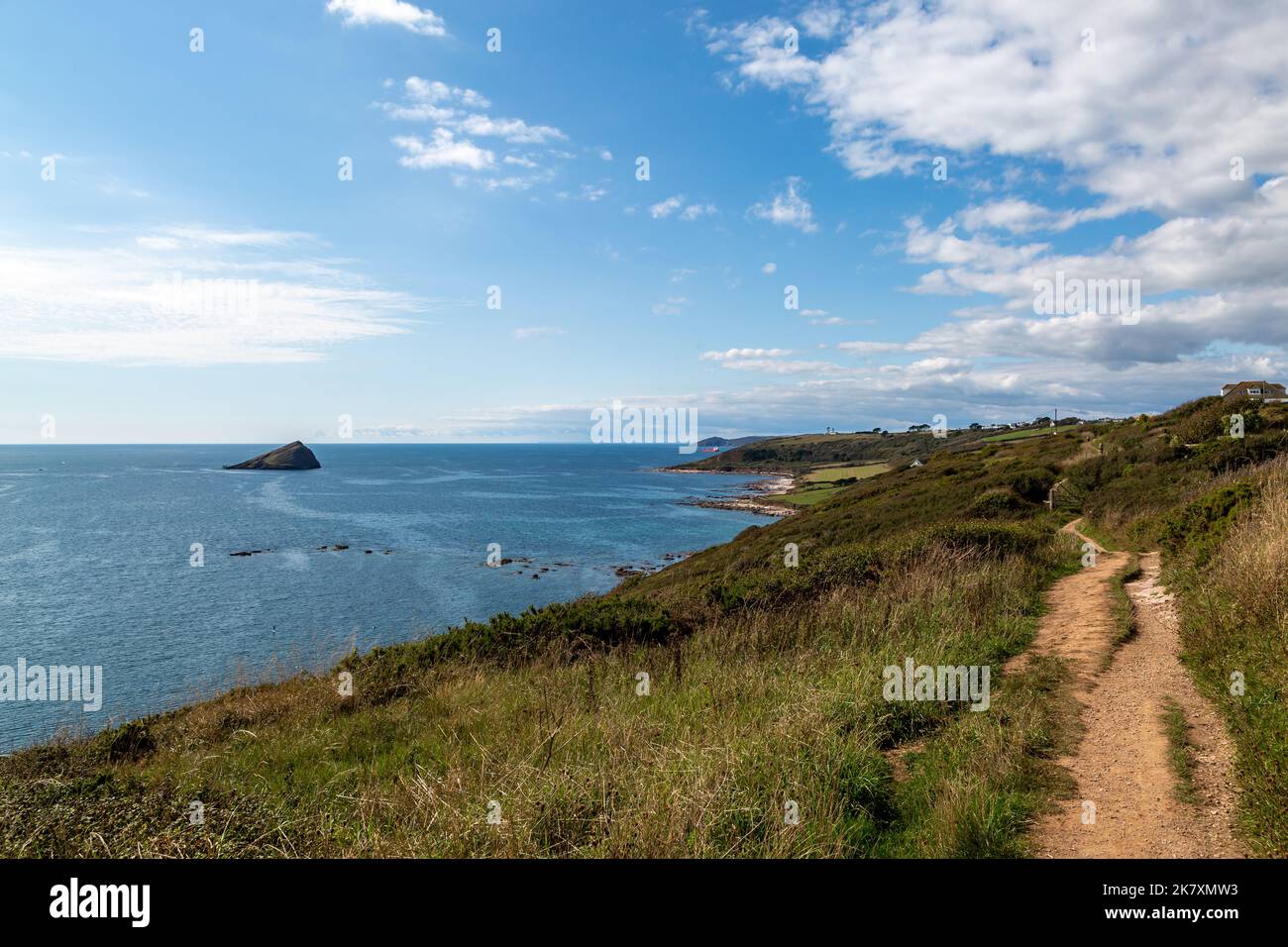 Blick auf einen Küstenwanderweg neben der Wembury Bay mit Blick auf den Great Mew Stone im Ozean Stockfoto