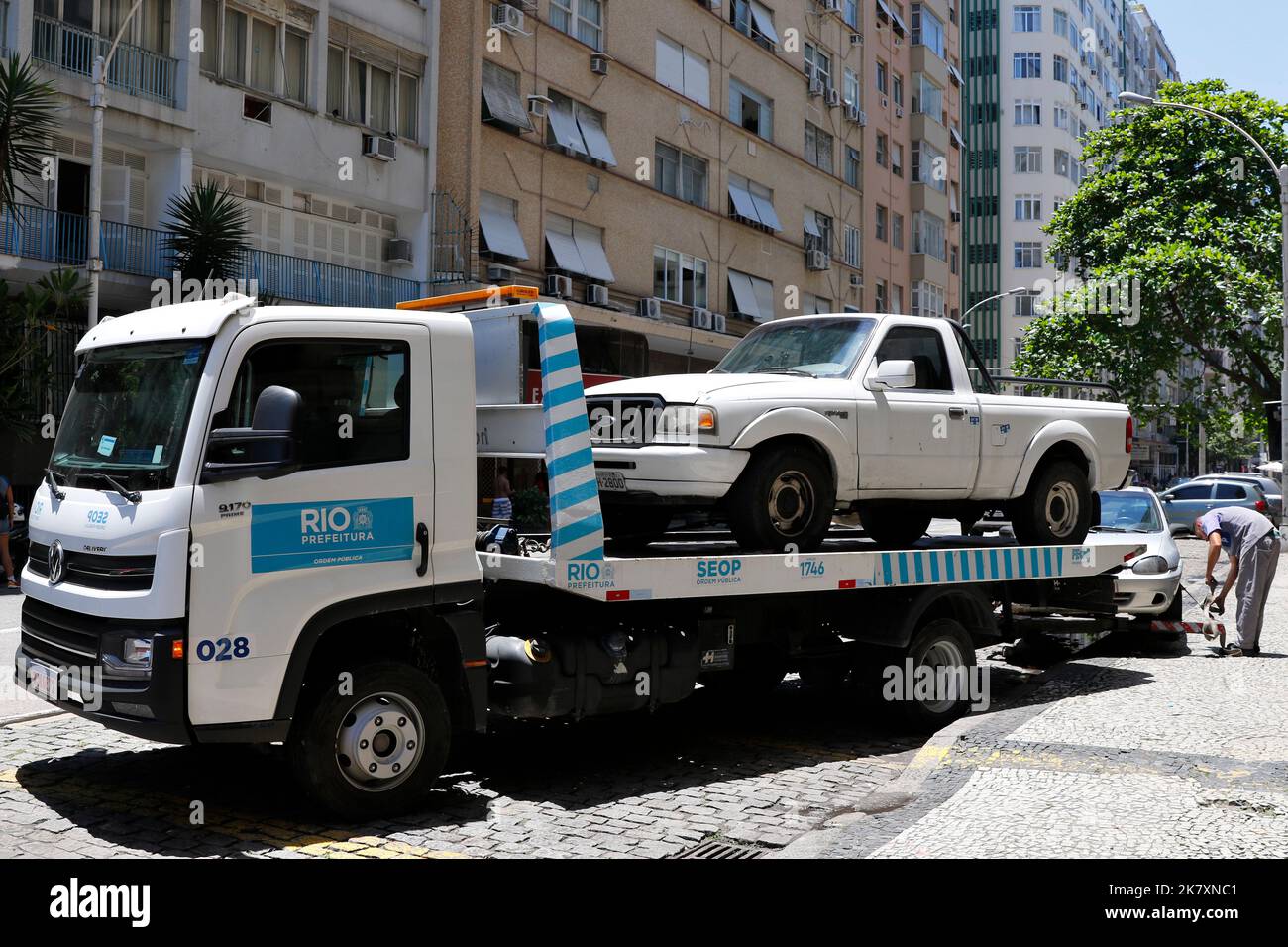 Abschleppwagen schleppen beschlagnahmt Fahrzeuge für Verkehrsverstöße. Illegales Parken, Bestrafung und Geldstrafe für unregelmäßiges Fahren Stockfoto